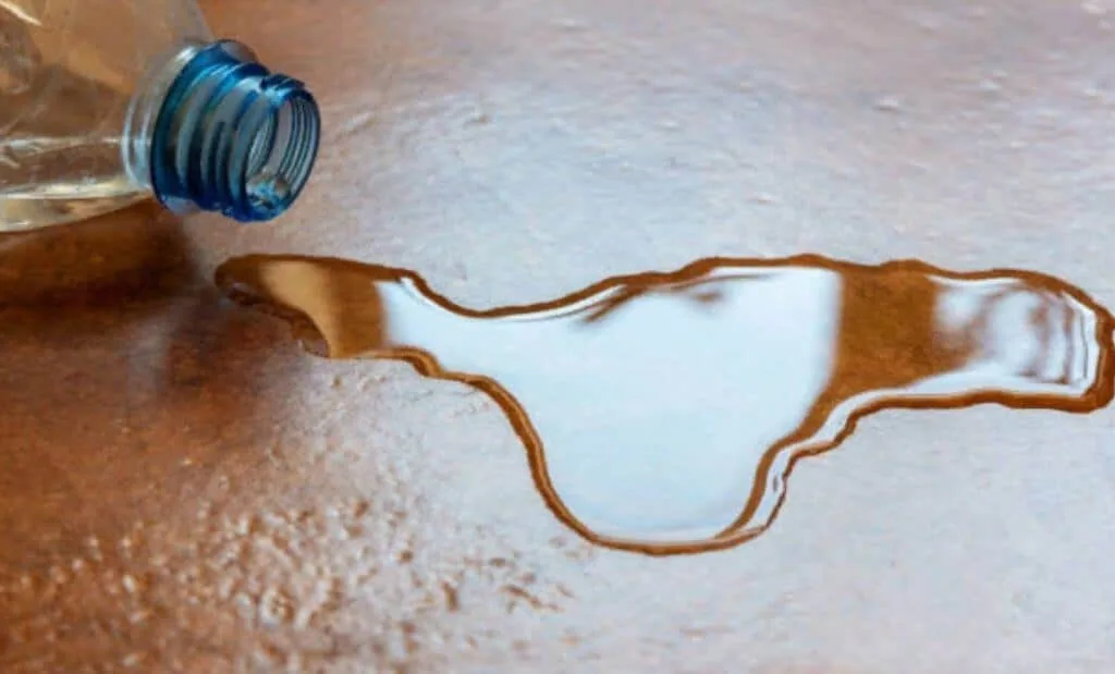 масло на деревянном полу