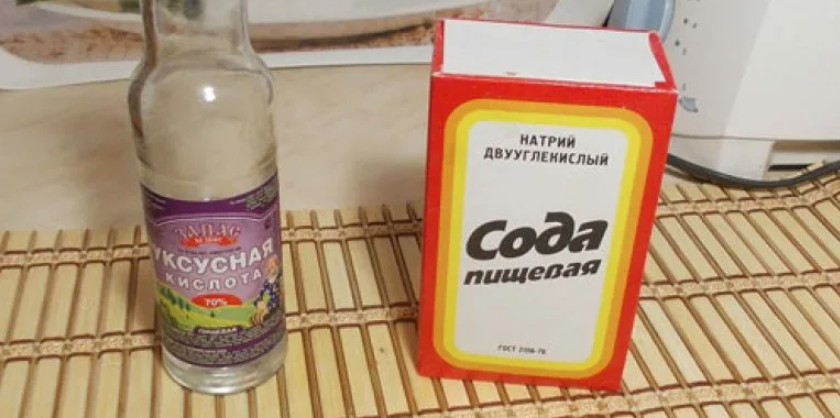 сода и уксус помогают избавиться от запаха костра на одежде